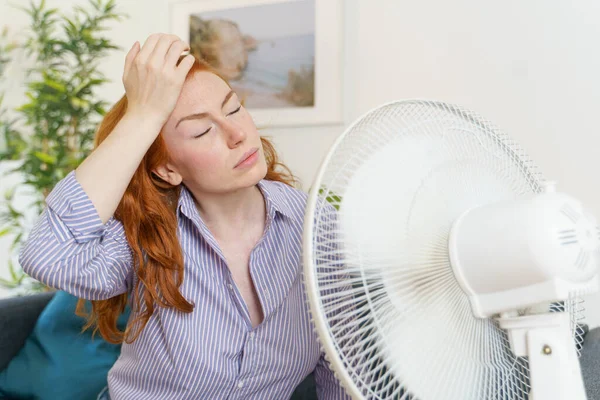 Eine Frau Versucht Sich Hause Mit Einem Ventilator Abzukühlen — Stockfoto