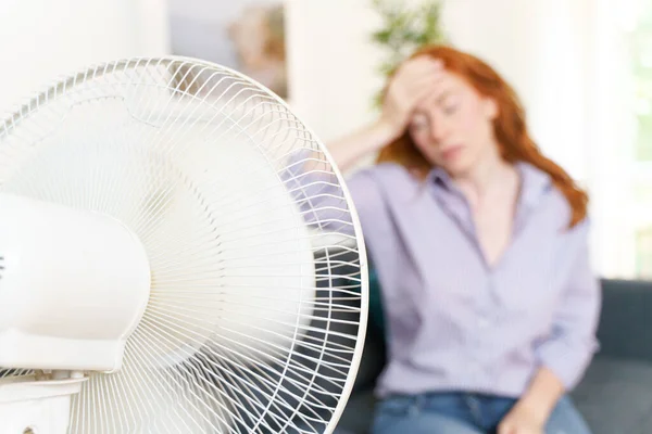 Una Donna Soffre Calore Nella Stagione Estiva — Foto Stock