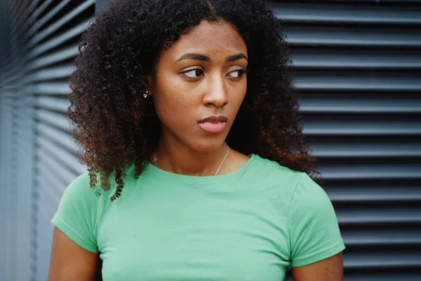 Una Sola Joven Negra Sintiéndose Triste Azul —  Fotos de Stock