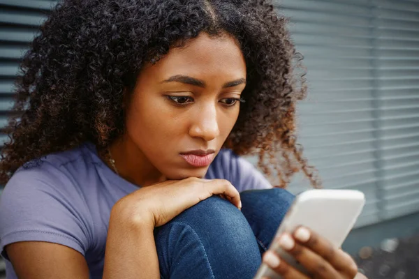 Retrato Una Chica Negra Solitaria Usando Teléfono Celular — Foto de Stock