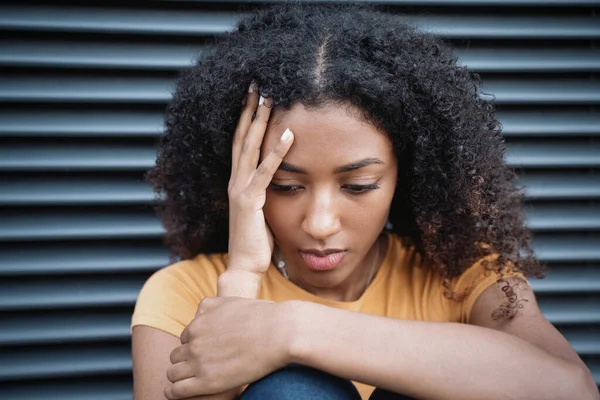 Retrato Chica Negra Solitaria Sintiéndose Deprimida Sufriendo —  Fotos de Stock