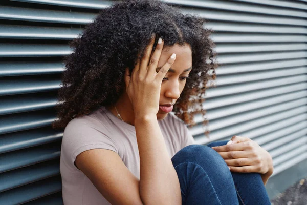 Une Seule Jeune Femme Noire Sentant Triste Bleue — Photo