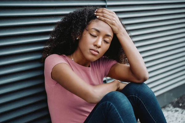 Retrato Chica Negra Solitaria Sintiéndose Deprimida Sufriendo — Foto de Stock