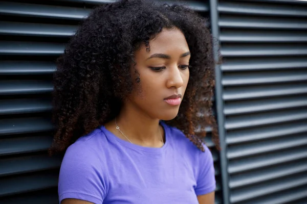 Retrato Chica Negra Solitaria Sintiéndose Deprimida Sufriendo —  Fotos de Stock
