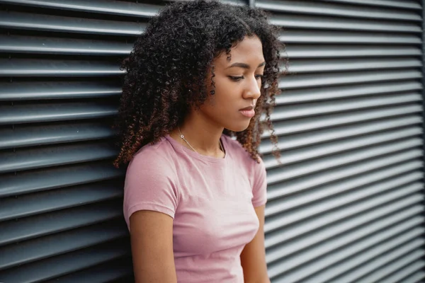 Una Sola Joven Negra Sintiéndose Triste Azul —  Fotos de Stock