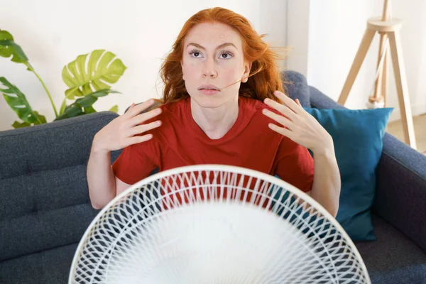 Una Mujer Que Sufre Por Ola Calor Verano Casa — Foto de Stock