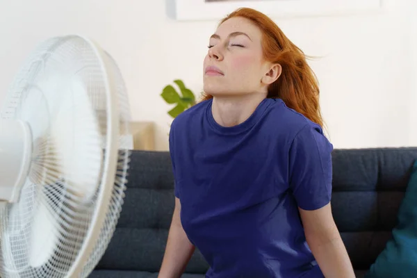 Uma Mulher Sofrendo Por Onda Calor Verão Casa — Fotografia de Stock