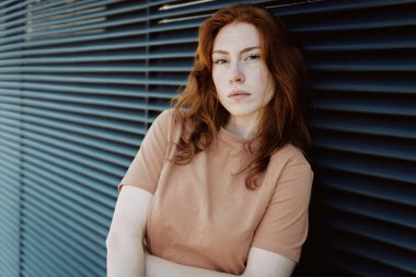 Hüzün ve olumsuz duygular hisseden bir kız portresi