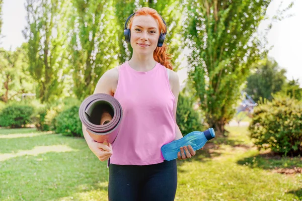 Young Sportswoman Sportswear Holding Bottle Water Yoga Mat —  Fotos de Stock