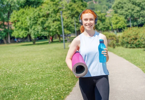 Young Sportswoman Sportswear Holding Bottle Water Yoga Mat —  Fotos de Stock