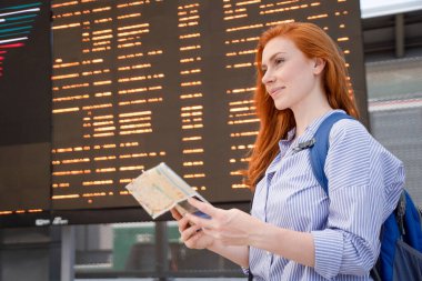 Bir kadın portresi toplu taşıma tarifesini bekliyor.