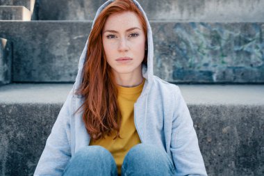 Depresyonda olan genç bir kadın olumsuz duygular hissediyor.