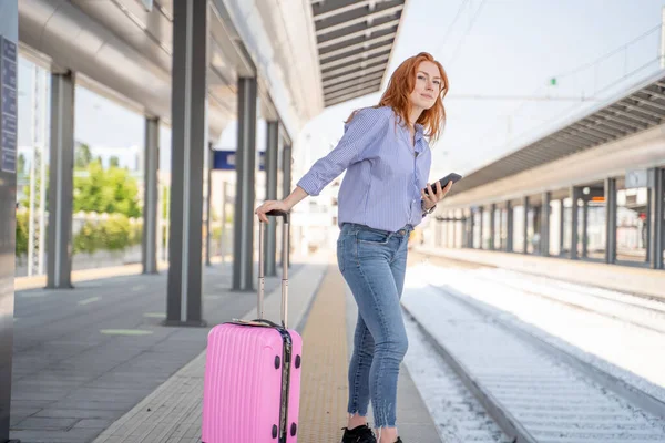 Junge Frau Hält Handy Auf Bahnsteig — Stockfoto