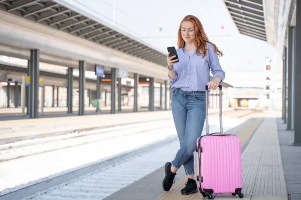 Žena Čeká Příjezd Vlaku Dívá Chytrý Telefon — Stock fotografie