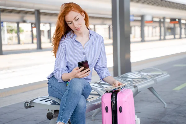 Frau Wartet Auf Zug Und Schaut Smartphone — Stockfoto