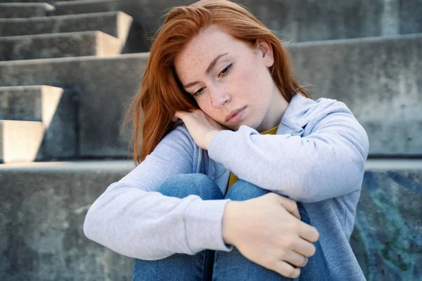 Uma Menina Triste Sofrendo Sentindo Emoções Ruins Livre — Fotografia de Stock