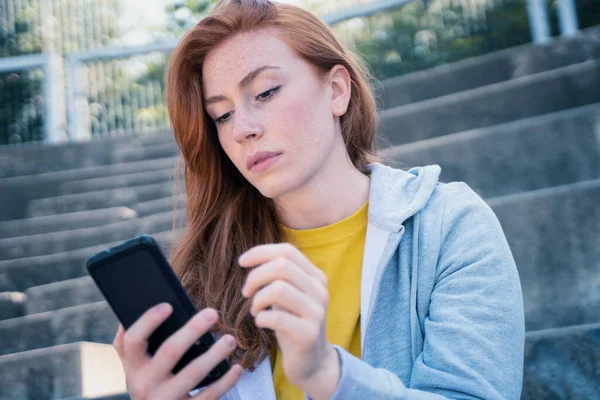 Menina Triste Assistindo Smartphone Sentindo Mal — Fotografia de Stock