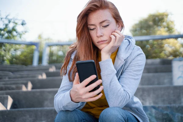 Mujer Joven Preocupada Sosteniendo Mensaje Espera Del Teléfono Móvil — Foto de Stock