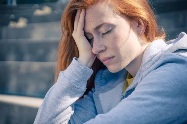 Jedna Smutná Dívka Trpí Pocit Špatné Emoce Venku — Stock fotografie