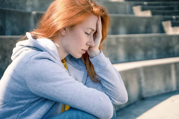 Una Chica Triste Sufriendo Sintiendo Malas Emociones Aire Libre — Foto de Stock