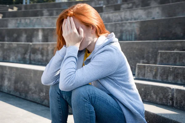 Een Depressieve Jonge Vrouw Die Negatieve Gevoelens Voelt — Stockfoto