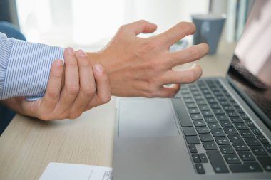 Kötü ergonomik duruşla evde çalıştıktan sonra bilek ağrısı.