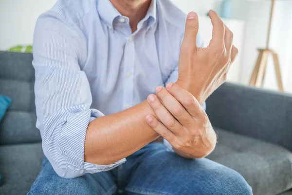 Hombre Sosteniendo Muñeca Sintiendo Dolor Formación —  Fotos de Stock