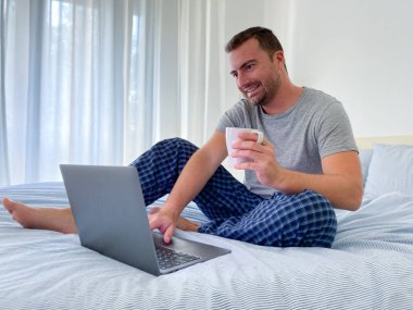 Bir adam uzaktan kumanda için bilgisayarla çalışıyor.