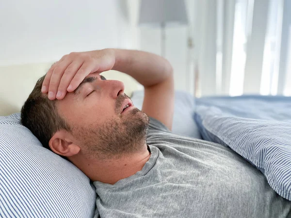 Hombre Afectado Por Resfriado Gripe Está Cama —  Fotos de Stock