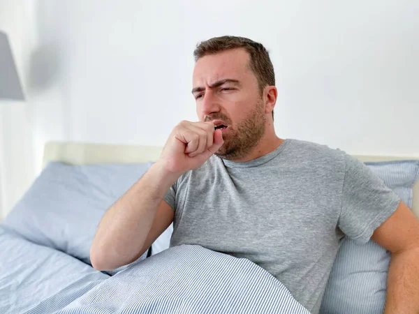 Homem Afectado Pelo Frio Gripe Está Tossir Cama — Fotografia de Stock
