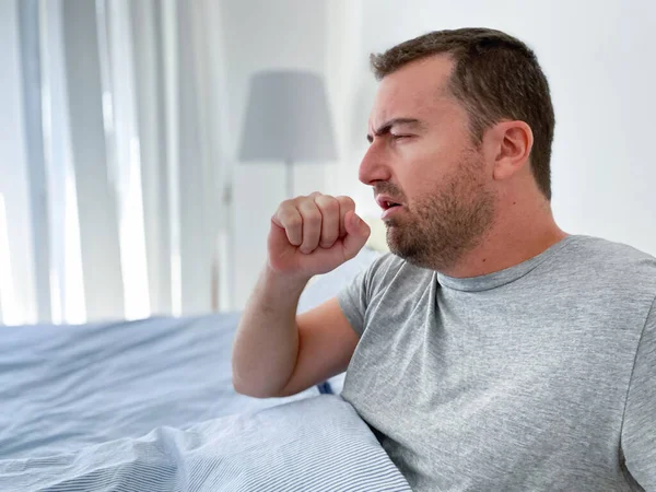 Retrato Hombre Joven Enfermo Acostado Cama Casa —  Fotos de Stock