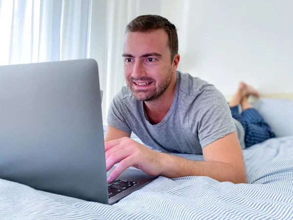Eén Man Werkt Met Een Computer Bed Voor Werk Afstand — Stockfoto