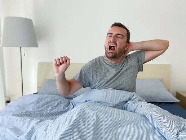 Homem Acorda Cama Depois Uma Noite Sono Ruim — Fotografia de Stock