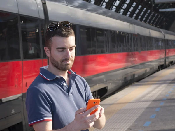 Člověk hledá svůj chytrý telefon — Stock fotografie