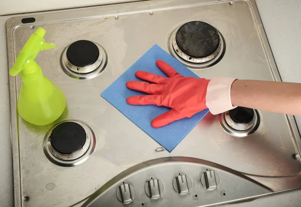 Limpieza de la casa con guantes y esponja —  Fotos de Stock