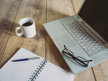 laptop ve kahve masa