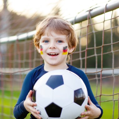 Çocuk çocuk futbol futbol oynamak 