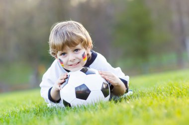 Çocuk çocuk futbol futbol oynamak 