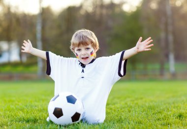 Çocuk çocuk futbol futbol oynamak 