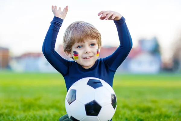 Kid boy spelar fotboll med fotboll — Stockfoto