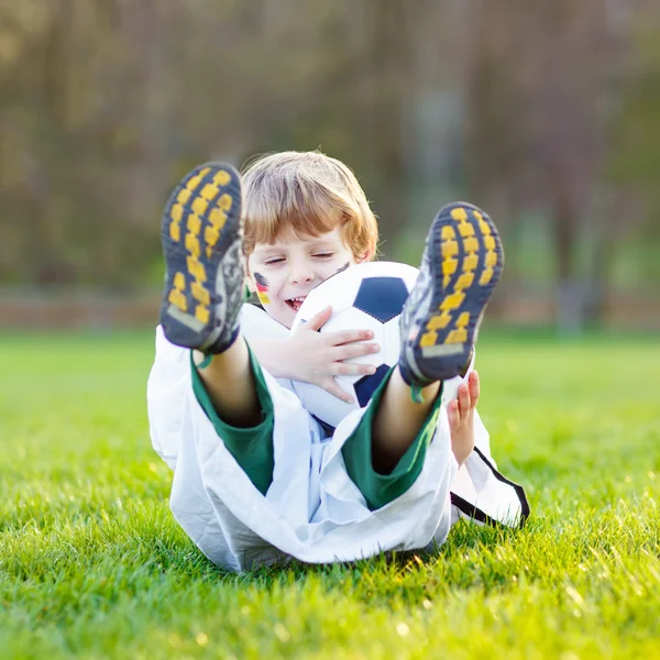 Παιδί αγόρι παίζει ποδόσφαιρο με το ποδόσφαιρο — Φωτογραφία Αρχείου