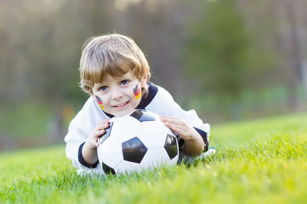 Kid boy spelar fotboll med fotboll — Stockfoto