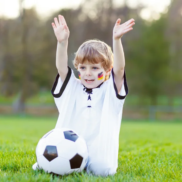 Kid boy spelar fotboll med fotboll — Stockfoto