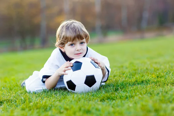 Kid boy spelar fotboll med fotboll — Stockfoto