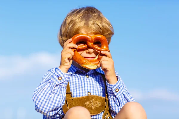 Due bambini piccoli ragazzi e amici seduti sul pagliaio — Foto Stock