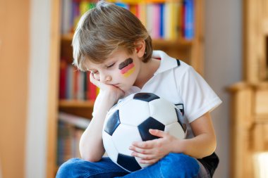 Çocuk çocuk kayıp futbol ya da futbol oyunu hakkında üzücü