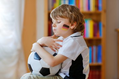 Çocuk çocuk izlerken futbol ya da televizyonda futbol maç