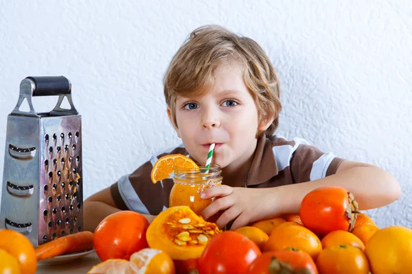 Little kid boy drinking healthy smoothie — 图库照片