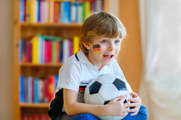 Ragazzo che guarda il calcio o la partita di calcio in tv — Foto Stock