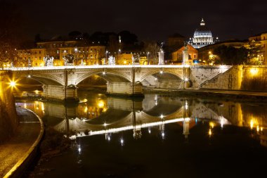 Roma, İtalya Tiber ve St. Peters katedral görüntülemek
